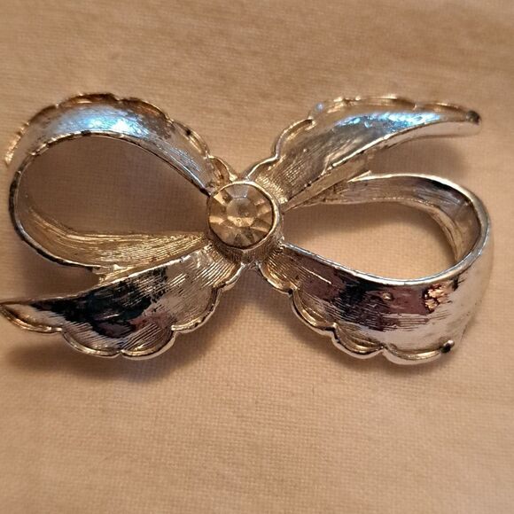 Sarah Coventry Art Deco Brooch! A bonus gift, Silverstone, rhinestone Brooch. - Picture 3 of 3